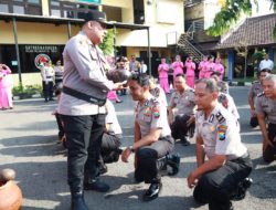 Kapolres Pelabuhan Tanjung Perak Pimpin Upacara Kenaikan Pangkat 39 Personil