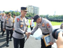 Pimpin upacara Hari Kesadaran Nasional Kapolda Jatim Beri Penghargaan 35 Anggota Berprestasi