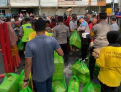 Rutinitas Hari Jum’at, Kapolsek Simokerto Beserta Anggota Bagikan 200 Nasi Kotak