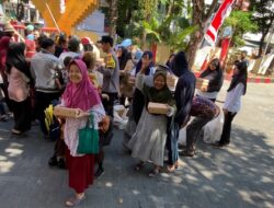 Bagikan Nasi Kotak dan Coklat, Kapolsek Simokerto Beserta Anggota Bikin Masyarakat Senyum dan Gembira