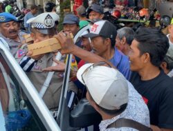 Bagikan 200 Kotak Nasi, Mobil Patroli Polsek Simokerto Digruduk Masyarakat