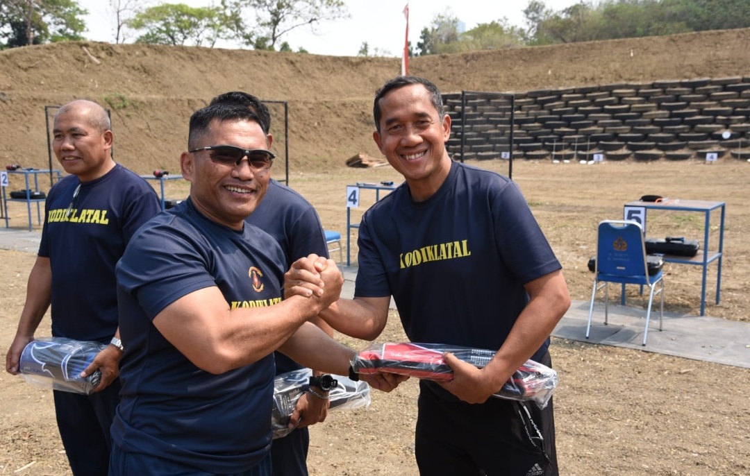 Foto ; Kolonel Marinir Suharyono Raih Juara 1 Fun Archery dalam Olahraga Bersama Dankodiklatal