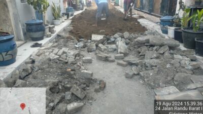 Foto : Proyek Drainase Saat Urug Pavingasi pakai gragal galian di Jalan Randu Barat 1