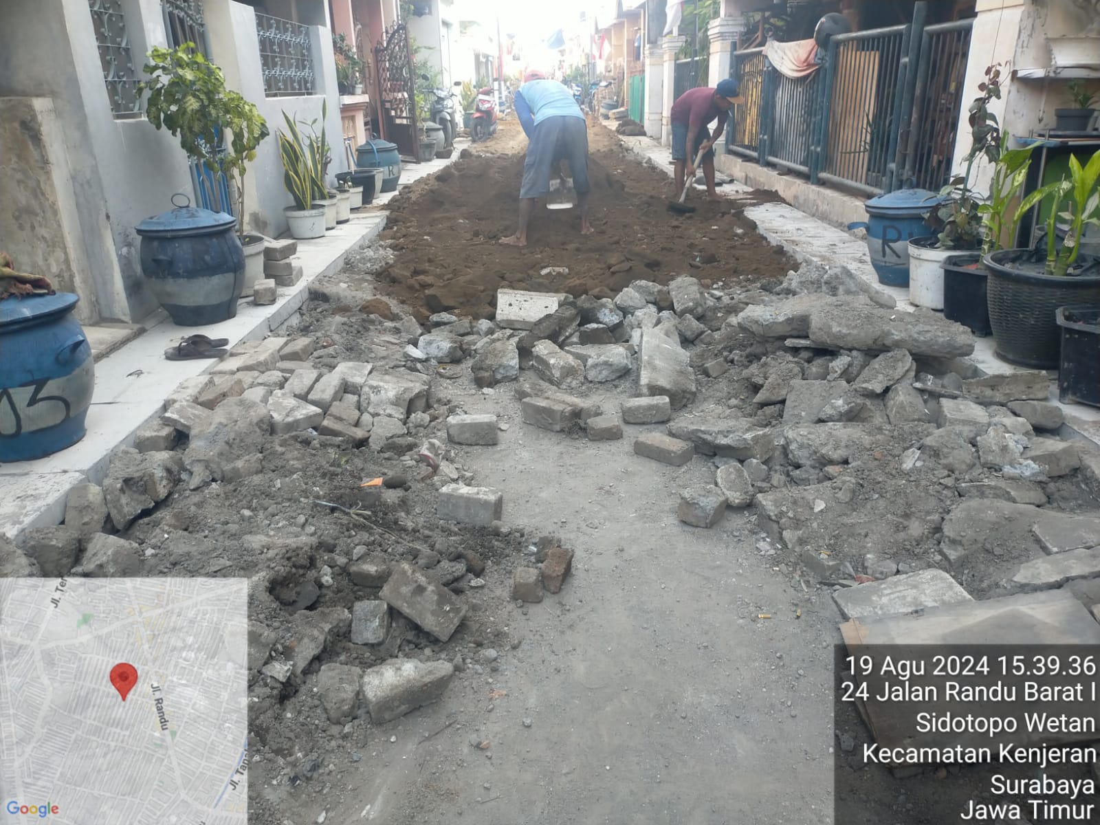 Foto : Proyek Drainase Saat Urug Pavingasi pakai gragal galian di Jalan Randu Barat 1