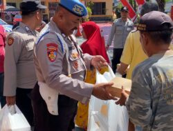 Jum’at Berkah, Polsek Simokerto Bagikan Kotak Nasi & Sebar Kebaikan Kepada Masyarakat