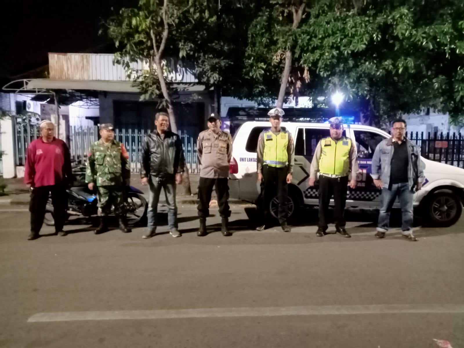 Foto : Bersinergi Ciptakan Kondusifitas Wilayah, Babinsa Koramil Semampir Lakukan Patroli Tiga Pilar