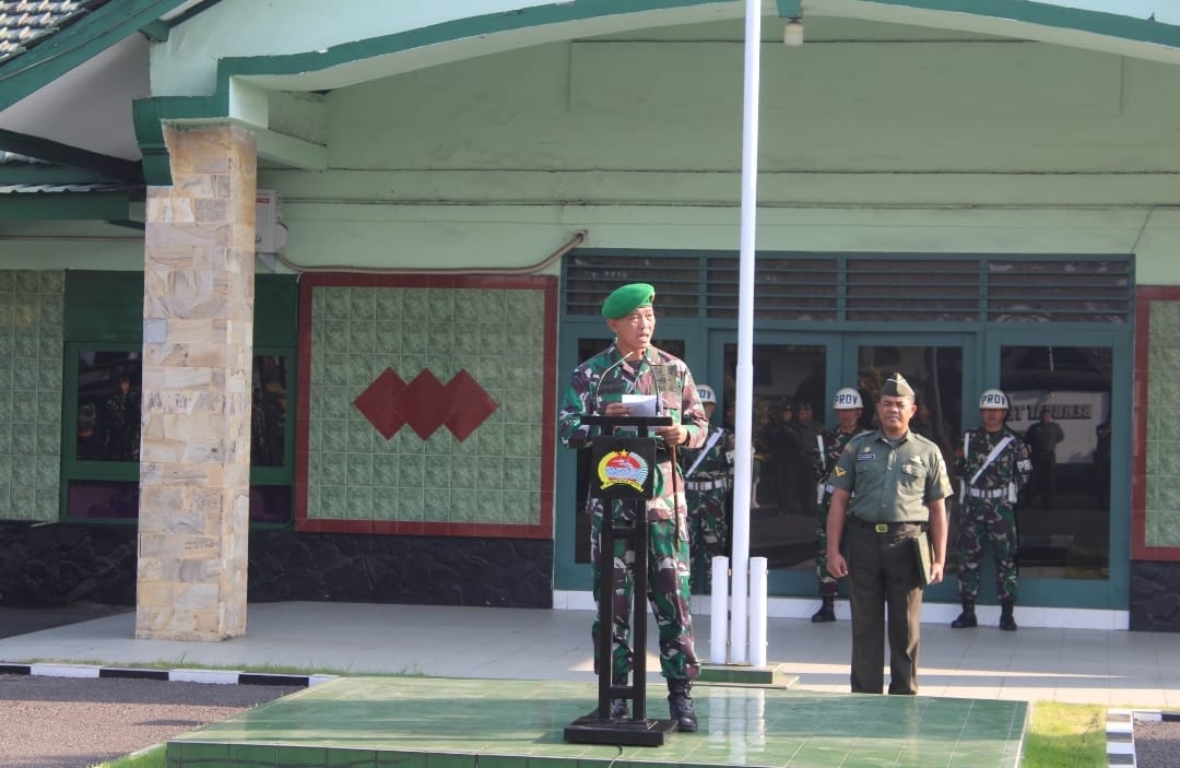 Foto ; Bacakan Amanat Pangdam V/Brawijaya, Dandim 0830/Surabaya Utara Pimpin Upacara Bendera 17-an