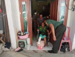 Babinsa Dampingi Penyerahan Bantuan Kursi Roda Kepada Warga