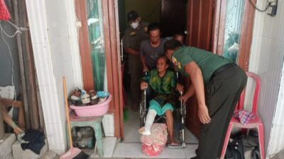 Foto : Babinsa Dampingi Penyerahan Bantuan Kursi Roda Kepada Warga