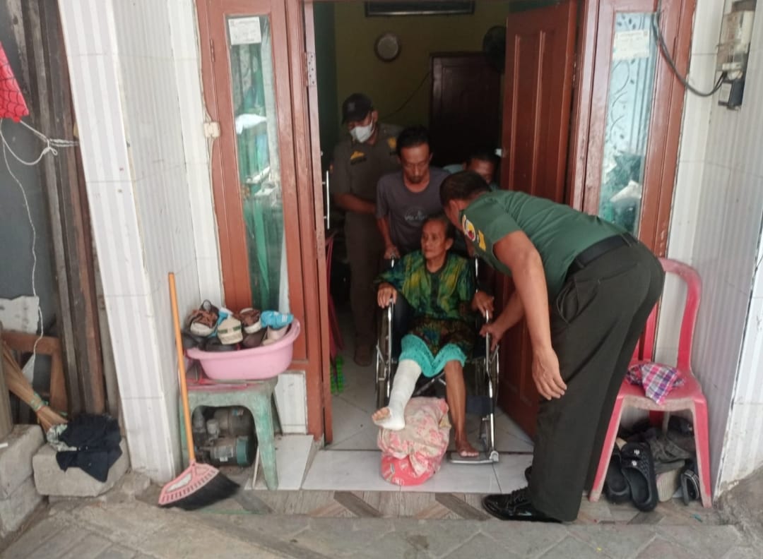 Foto : Babinsa Dampingi Penyerahan Bantuan Kursi Roda Kepada Warga