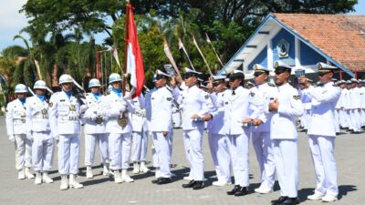 Foto : Ratusan Calon Bintara TNI AL Dilantik, Dankodiklatal Berpesan Jaga Moral dan Mental