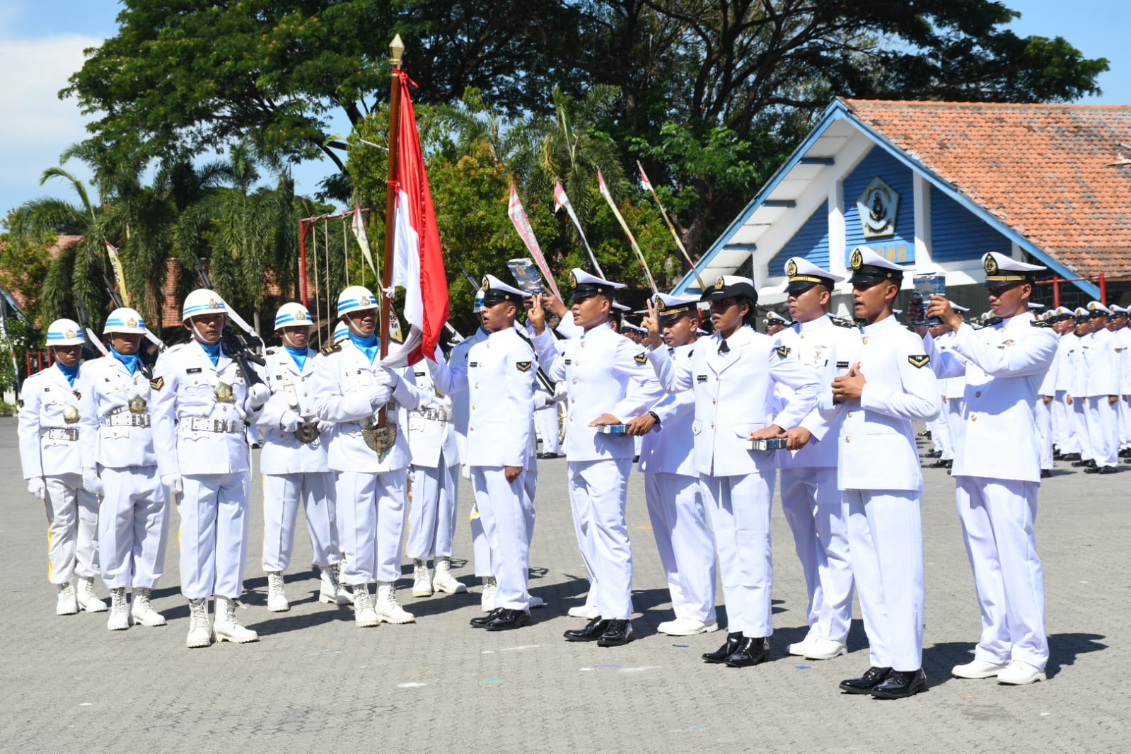 Foto : Ratusan Calon Bintara TNI AL Dilantik, Dankodiklatal Berpesan Jaga Moral dan Mental