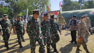 Foto : Dirlat Kodiklatal Kunjungi Baksos Latgabma SGS 2024 di Situbondo