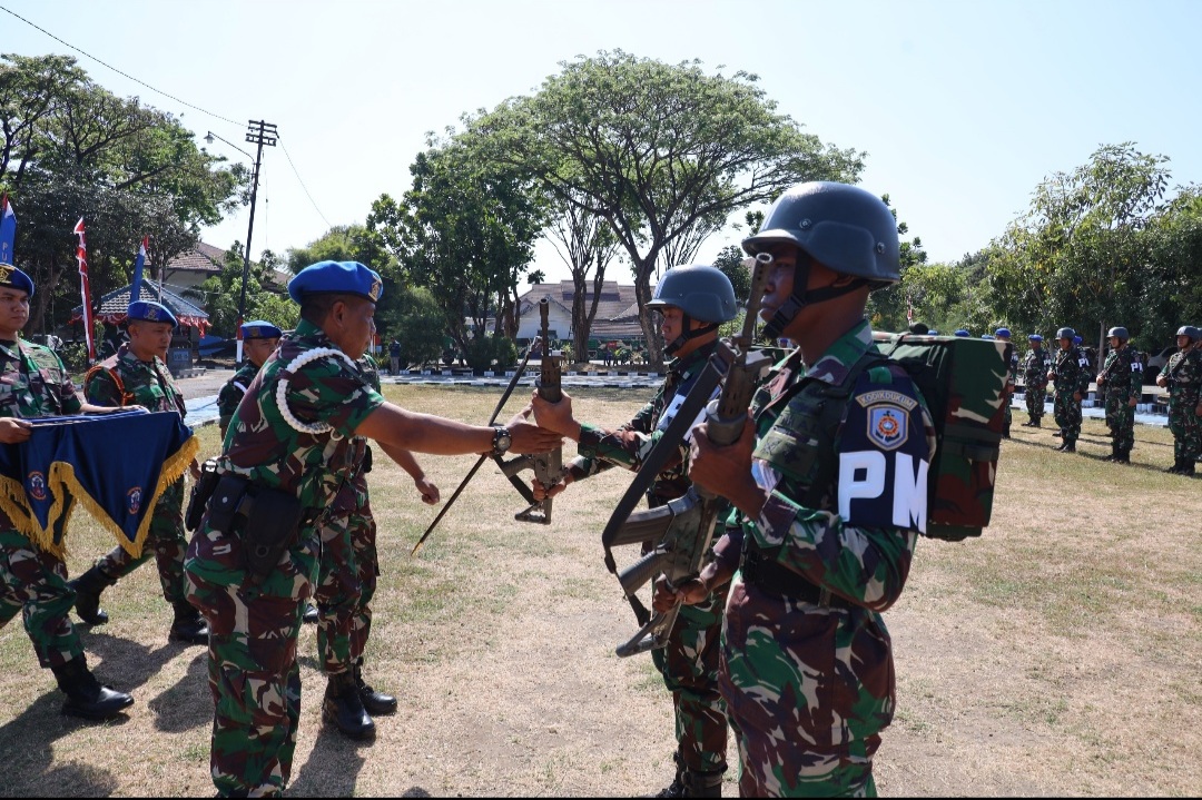 Foto : Tingkatkan Kemampuan Prajurit Baret Biru, Danpusdikpomal Pimpin Upacara Penutupan Kursus Singkat Bintara dan Tamtama Pomal