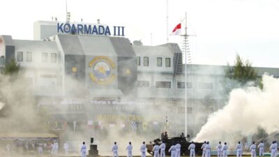 Foto : Penuh Kekuatan, Prajurit Siswa Satdik - 3 Kodiklatal Tampilkan Demo Karate Dalam Upacara HUT TNI AL Ke - 79
