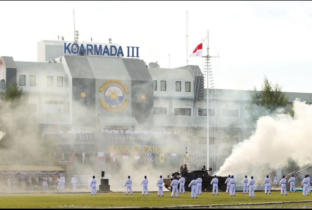 Foto : Penuh Kekuatan, Prajurit Siswa Satdik - 3 Kodiklatal Tampilkan Demo Karate Dalam Upacara HUT TNI AL Ke - 79