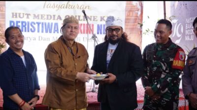Foto : Feris Brewok Pimpinan Redaksi Media Peritiwa Terkini Berikan Nasi Tumpeng Terhadap Gus Aan