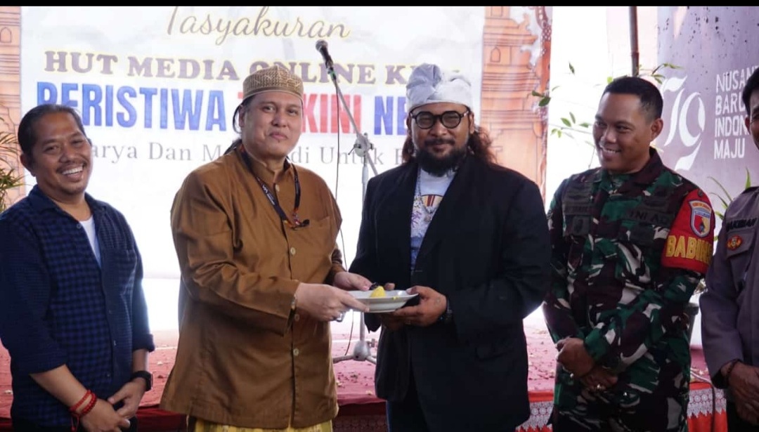 Foto : Feris Brewok Pimpinan Redaksi Media Peritiwa Terkini Berikan Nasi Tumpeng Terhadap Gus Aan