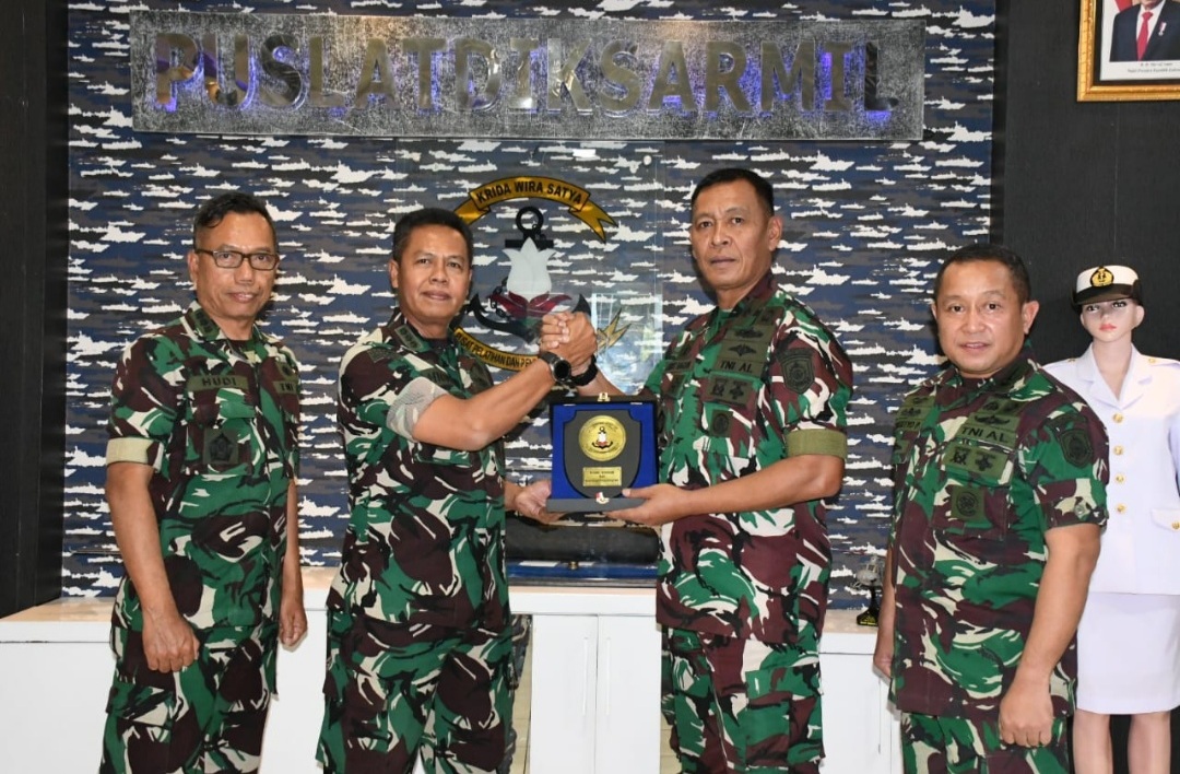 Foto : Puslatdiksarmil Kodiklatal Terima Kunjungan Tim Secapa TNI AD Dalam Rangka Studi Banding