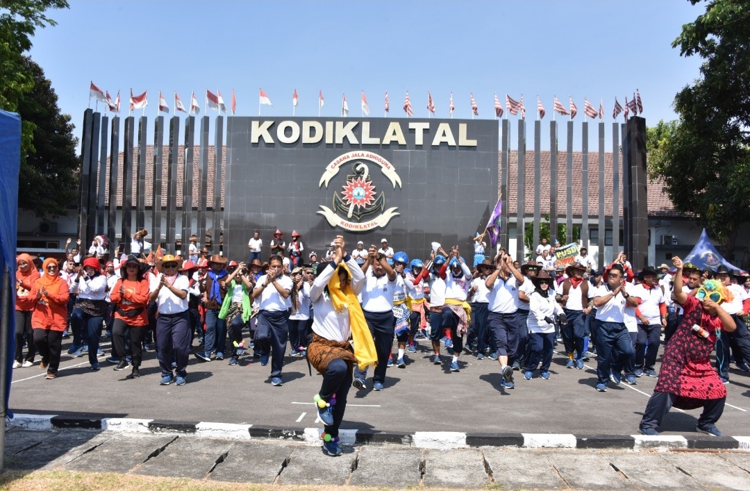 Foto : Lomba Joget Gembira Antar Satker Kodiklatal, Semangat Bekerja Meningkat, Silaturahmi Terjalin