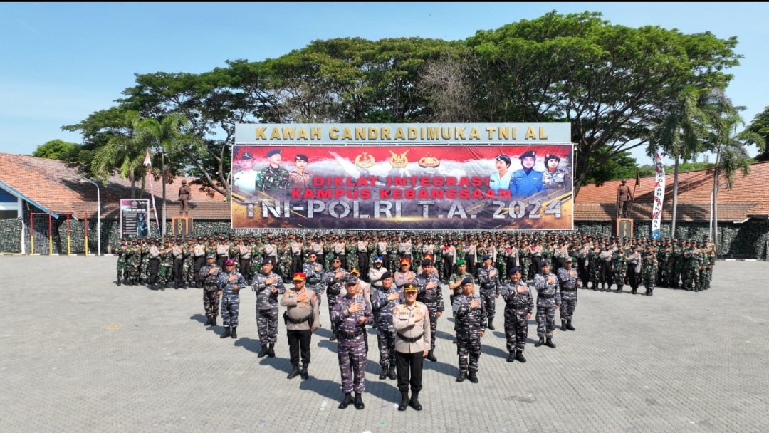 Foto : Penutupan Diklat Integrasi Kampus Kebangsaan TNI-Polri Tahun 2024 Pupuk Jiwa Korsa Siswa Kodiklatal dan SPN Polda Jatim