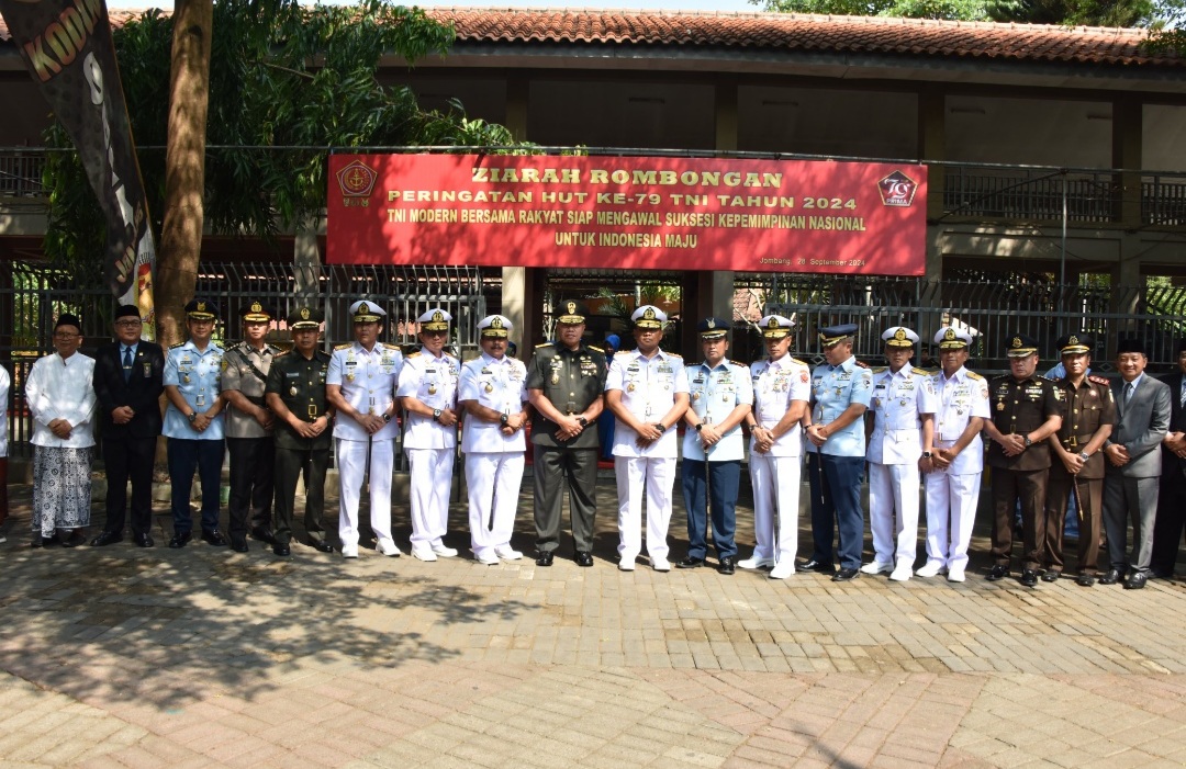 Foto : Jelang Peringatan HUT TNI ke-79, Wadan Kodiklatal Pimpin Ziarah Rombongan di Makam Gus Dur Jombang