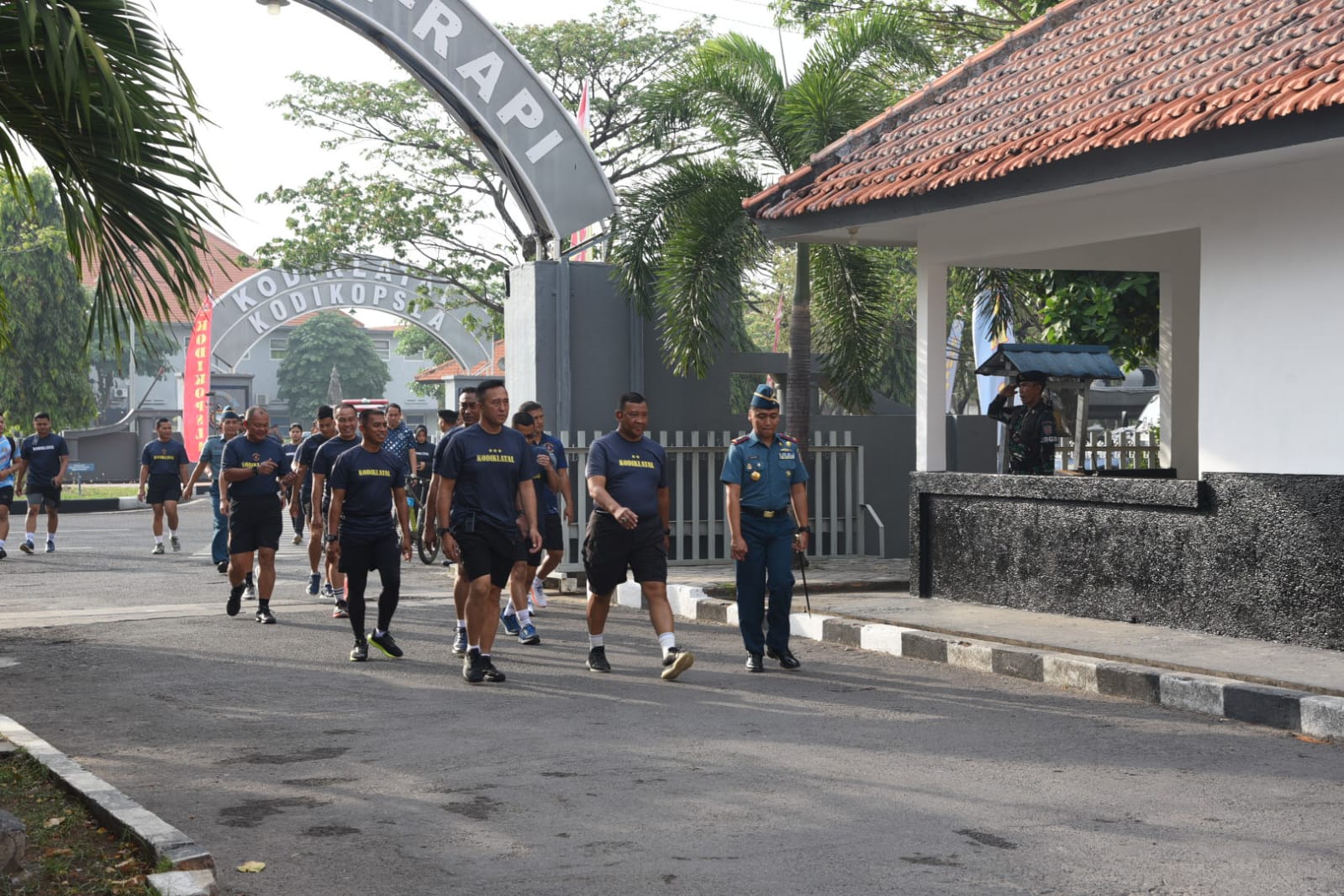 Foto : Tinjau Langsung Kodikopsla, Dankodiklatal Ajak PJU Kodiklatal Olahraga Jalan Kaki
