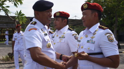 Foto : Dua Tongkat Komando Kepemimpinan Jajaran Pusdiksus Kodiklatal Diserahterimakan