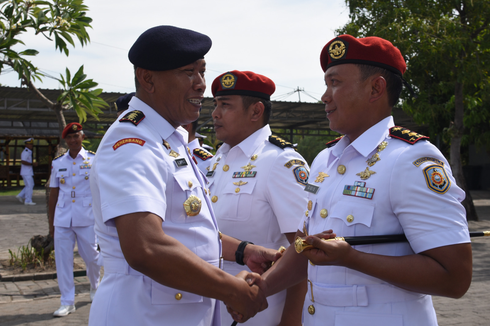 Foto : Dua Tongkat Komando Kepemimpinan Jajaran Pusdiksus Kodiklatal Diserahterimakan
