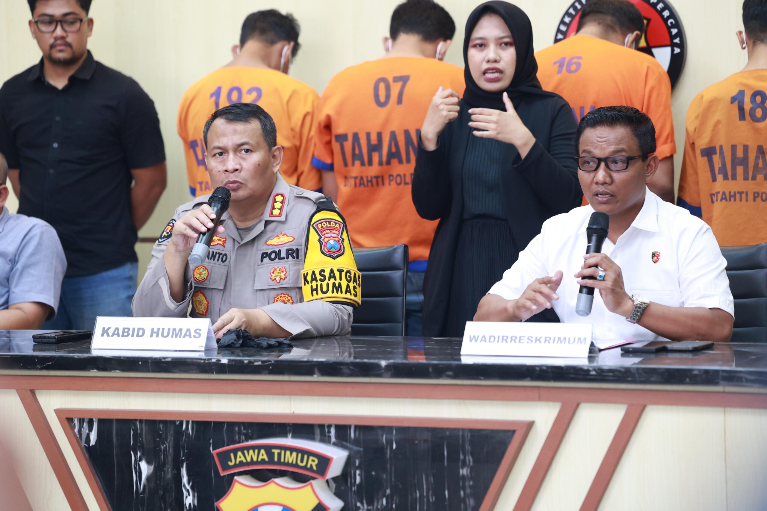 Foto : Polda Jatim Amankan 4 Tersangka Pemerasan Modus Mengaku Polisi