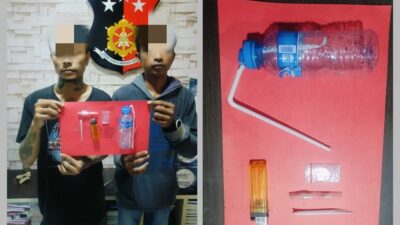 Foto : Dua Pria Saat di Amankan Polisi Beserta Barang Bukti Narkotika