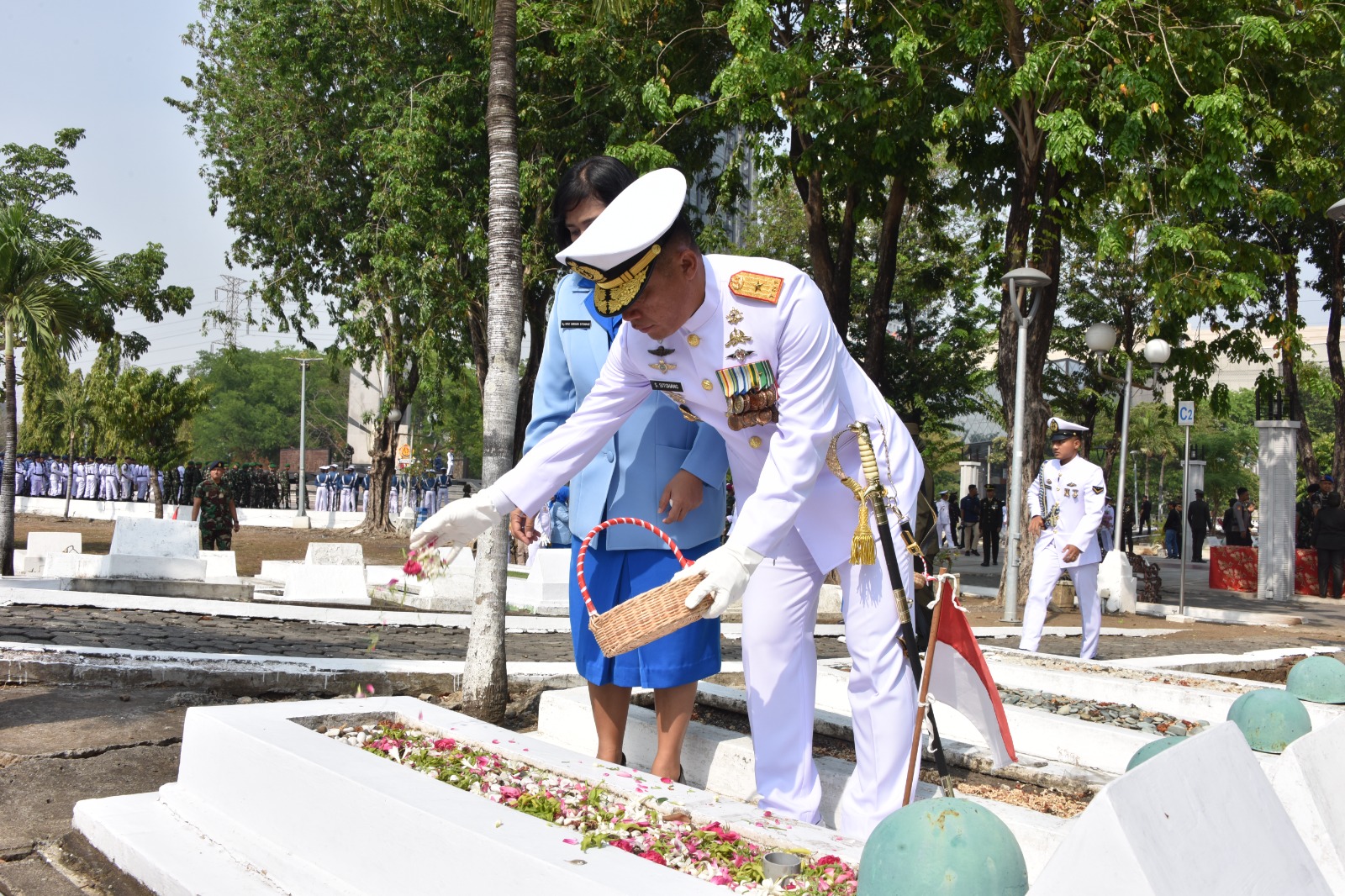 Foto : Hormati Jasa Para Pahlawan, Petinggi Kodiklatal Hadiri Ziarah Nasional HUT ke-79 TNI,