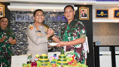 Foto : Polres Sidoarjo Beri Suprise Kepada Puslatdiksarmil Di HUT TNI KE-79