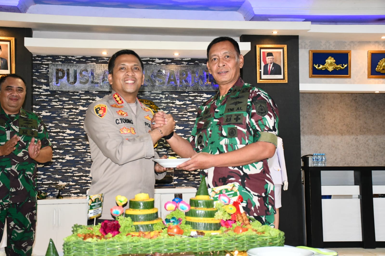 Foto : Polres Sidoarjo Beri Suprise Kepada Puslatdiksarmil Di HUT TNI KE-79