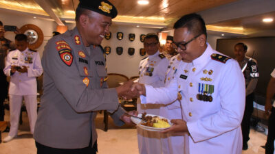 Foto : Di HUT TNI KE-79, Kodiklatal Mendapat Kado Istimewa Dari Polrestabes Surabaya