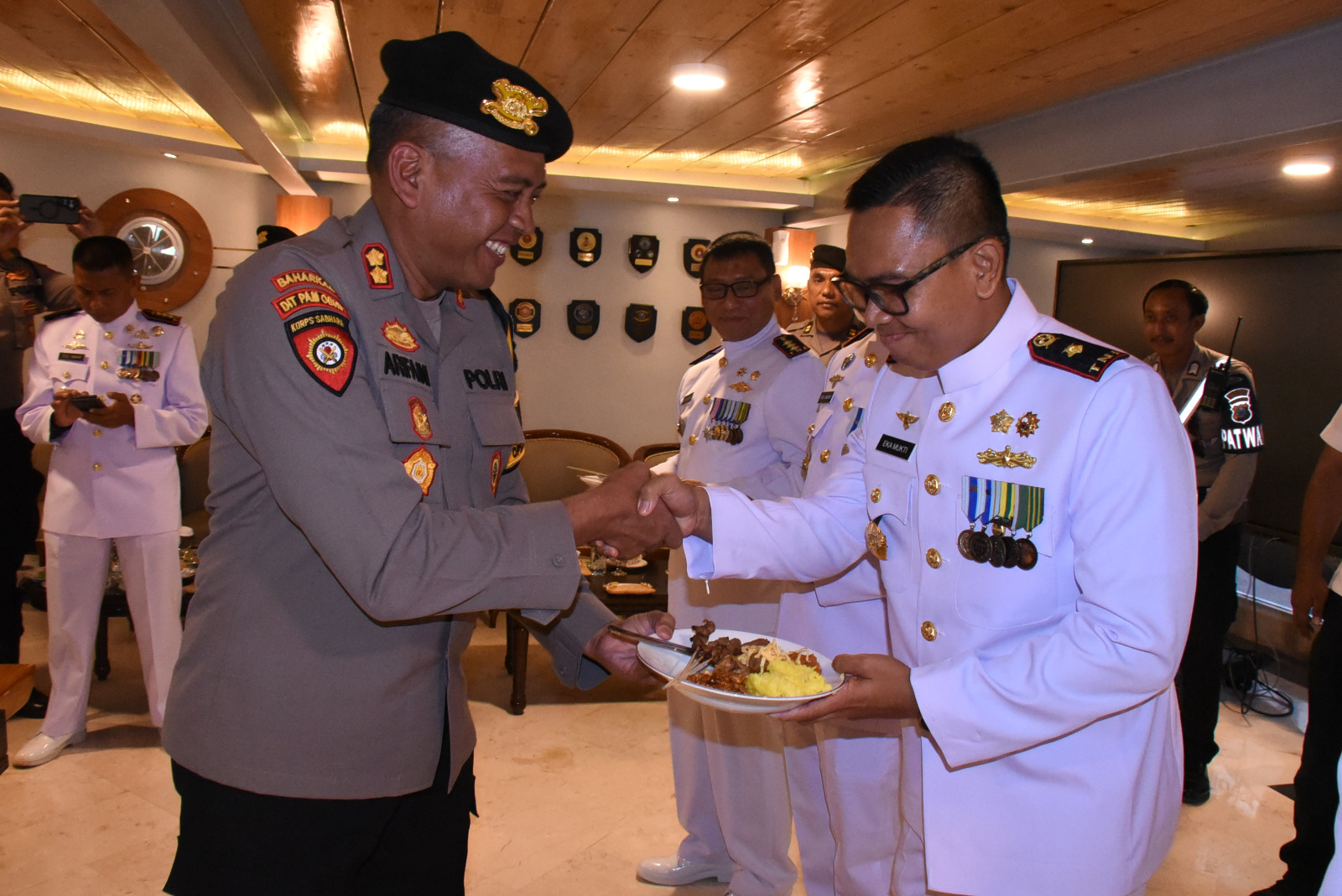 Foto : Di HUT TNI KE-79, Kodiklatal Mendapat Kado Istimewa Dari Polrestabes Surabaya