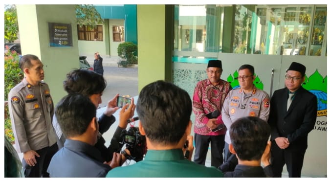 Foto : Divisi Humas Polri Gelar Sosialisasi Bahaya Radikalisme di Ponpes Bumi Sholawat Sidoarjo