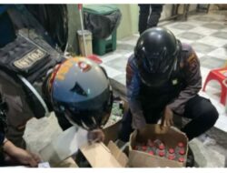 Satuan Samapta Polres Pelabuhan Tanjung Perak Amankan 3.667 Botol Miras Dari Toko Klontong Di Tenggumung Baru