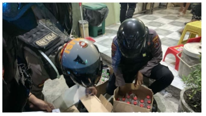 Foto : Satuan Samapta Polres Pelabuhan Tanjung Perak Amankan 3.667 Botol Miras Dari Toko Klontong Di Tenggumung Baru