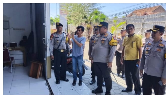 Foto : Kapolres Pamekasan Cek Kantor KPU dan Gudang Logistik Pastikan Kesiapan Pilkada 2024 Aman