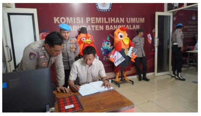 Foto : Tahap Kampanye Pilkada 2024, Polres Bangkalan Tingkatkan Patroli dan Penjagaan Kantor KPU dan Bawaslu