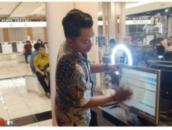 Personel Satpas Colombo Surabaya, Melaksanakan Kegiatan Bersih-Bersih Lingkunagan Kantor Demi Keindahan dan Kenyamanan Pemohon SIM
