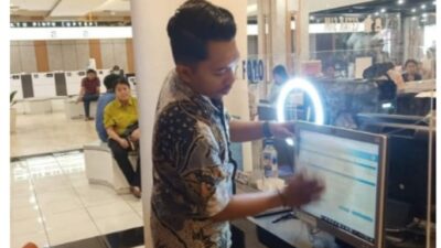 Foto : Personel Satpas Colombo Surabaya, Melaksanakan Kegiatan Bersih-Bersih Lingkunagan Kantor Demi Keindahan dan Kenyamanan Pemohon SIM