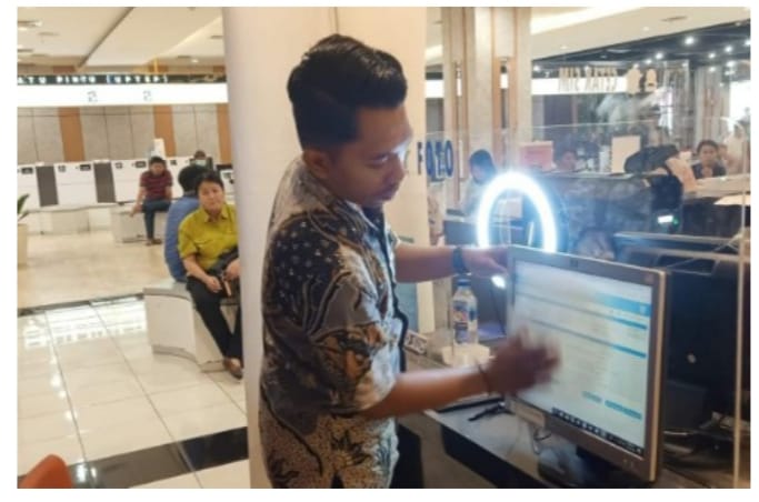 Foto : Personel Satpas Colombo Surabaya, Melaksanakan Kegiatan Bersih-Bersih Lingkunagan Kantor Demi Keindahan dan Kenyamanan Pemohon SIM