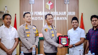Foto : Kapolrestabes Surabaya Gelar Silaturahmi ke KPU, Bawaslu, Bahas Dinamika Pilkada 2024 serta Cek Kesiapan Logistik