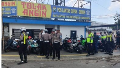 Foto : Satlantas Polrestabes Surabaya Getar OPS Zebra Semeru 2024 di Perempatan Jalan Demak