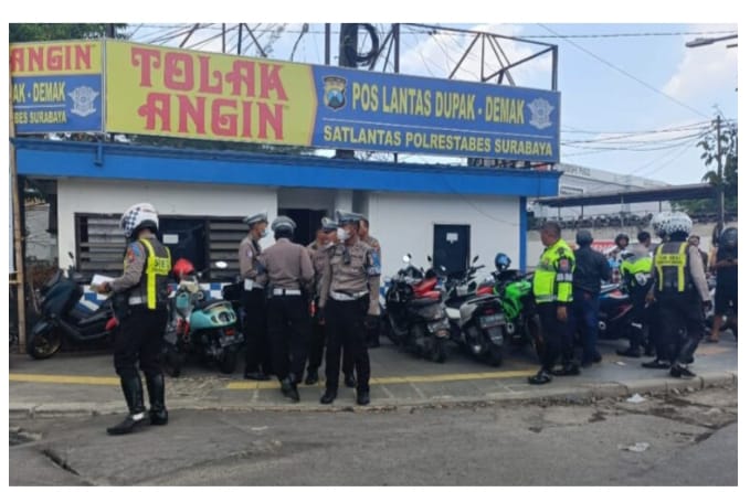 Foto : Satlantas Polrestabes Surabaya Getar OPS Zebra Semeru 2024 di Perempatan Jalan Demak
