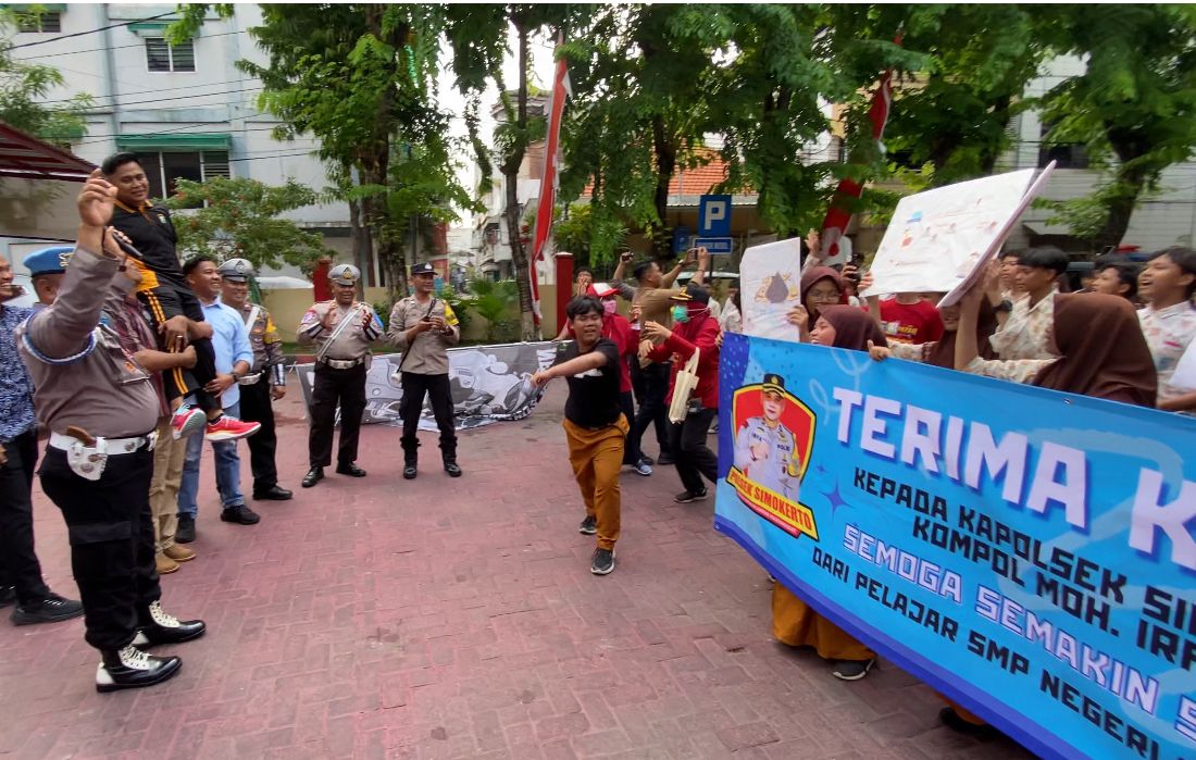 Foto : Harunya Perpisahan Kapolsek Simokerto, Jejak Dedikasinya Akan Selalu Diingat dan Dihargai Masyarakat