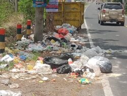 Miris! Sampah Berserakan Dan Bau Busuk di Jalan Raya Sabiyan Bangkalan