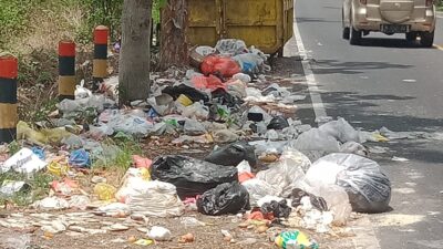 Foto : Miris! Sampah Berserakan Dan Bau Busuk di Jalan Raya Sabiyan Bangkalan.